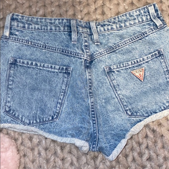 Guess lightwash denim shorts - Picture 2 of 3